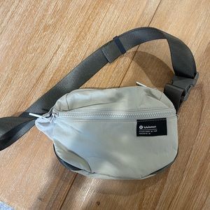 Lululemon clean lines 2L belt bag